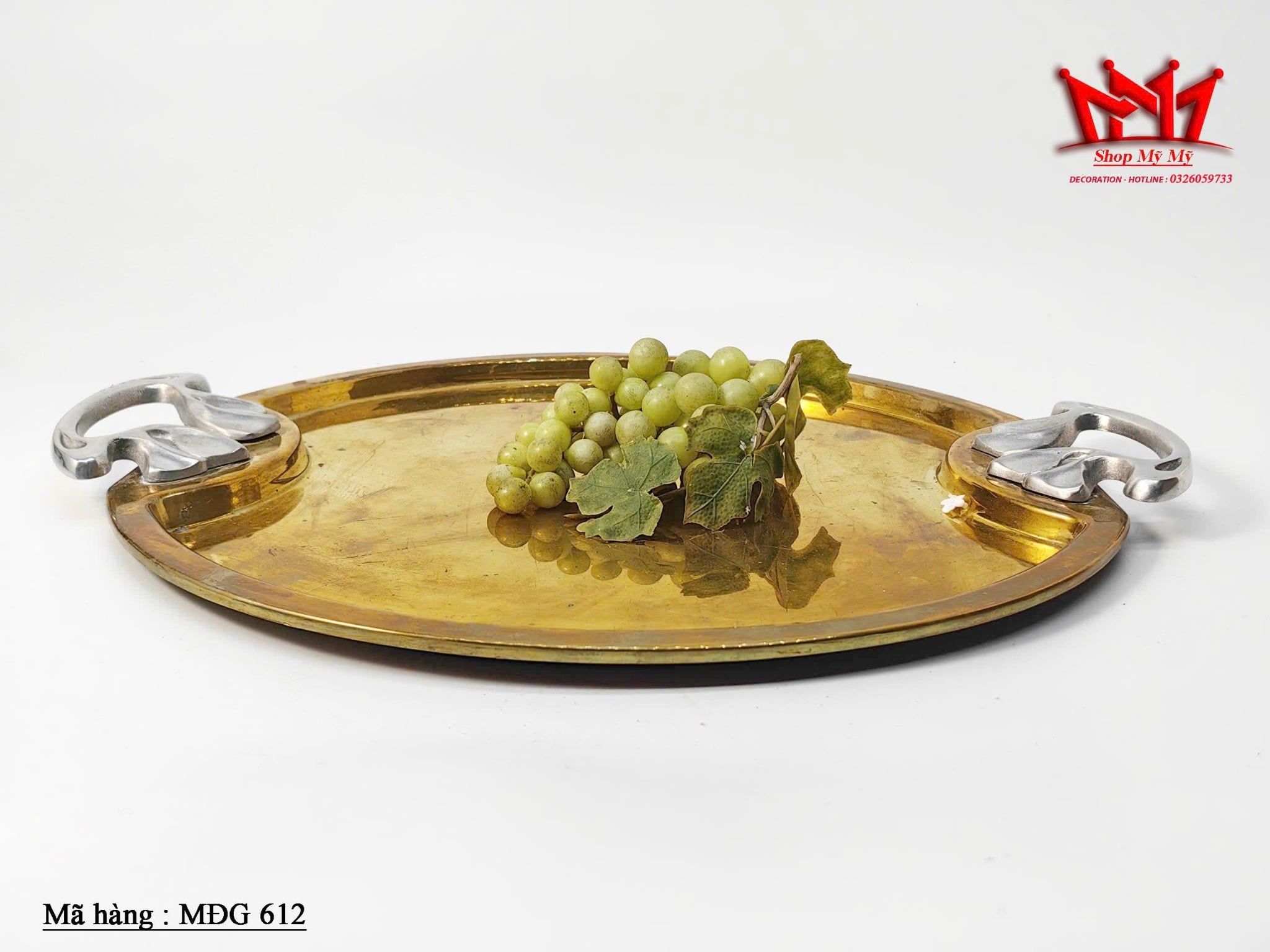 Chiếc khay phục vụ hình bầu dục bằng đồng.