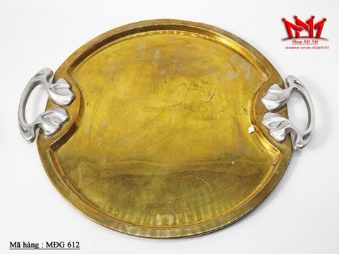  Chiếc khay phục vụ hình bầu dục bằng đồng. 