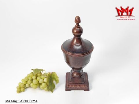  Chiếc bình đồng cổ điển màu nâu đậm có nắp đậy 