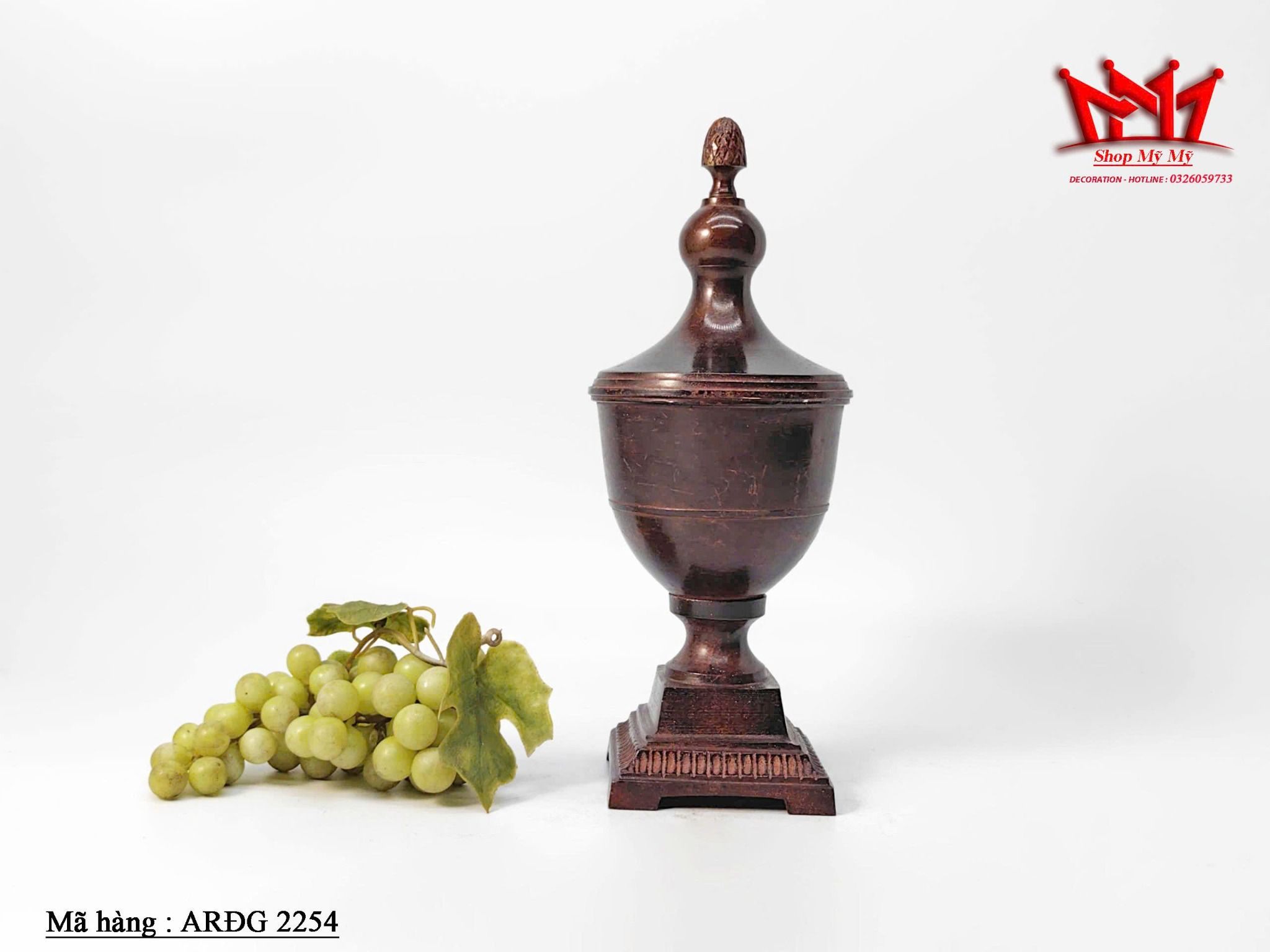 Chiếc bình đồng cổ điển màu nâu đậm có nắp đậy