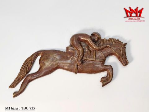  Một bức tượng điêu khắc ngựa đua bằng đồng với kỵ sĩ. 