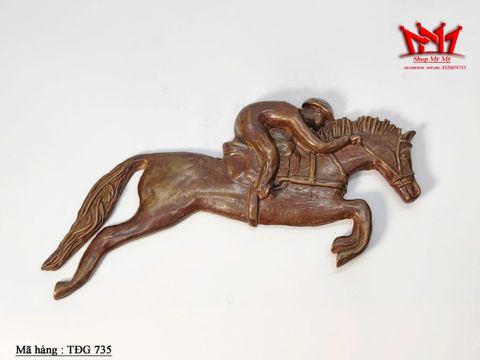  Một bức tượng điêu khắc ngựa đua bằng đồng với kỵ sĩ. 