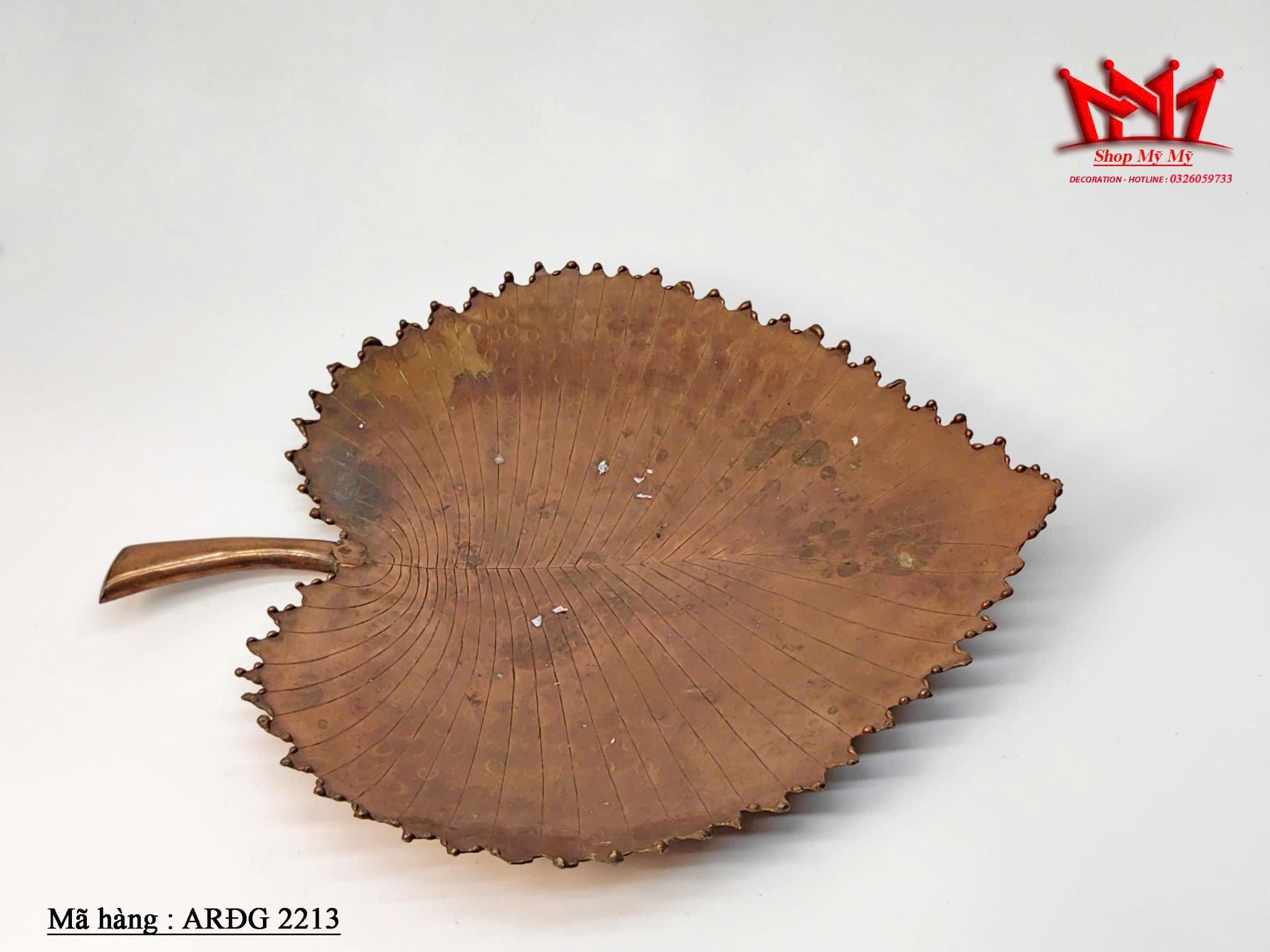 Chiếc khay đồng hình lá sen dùng để trang