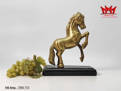  Tượng ngựa bằng đồng đứng trên đế gỗ. 