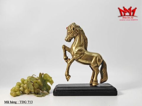  Tượng ngựa bằng đồng đứng trên đế gỗ. 