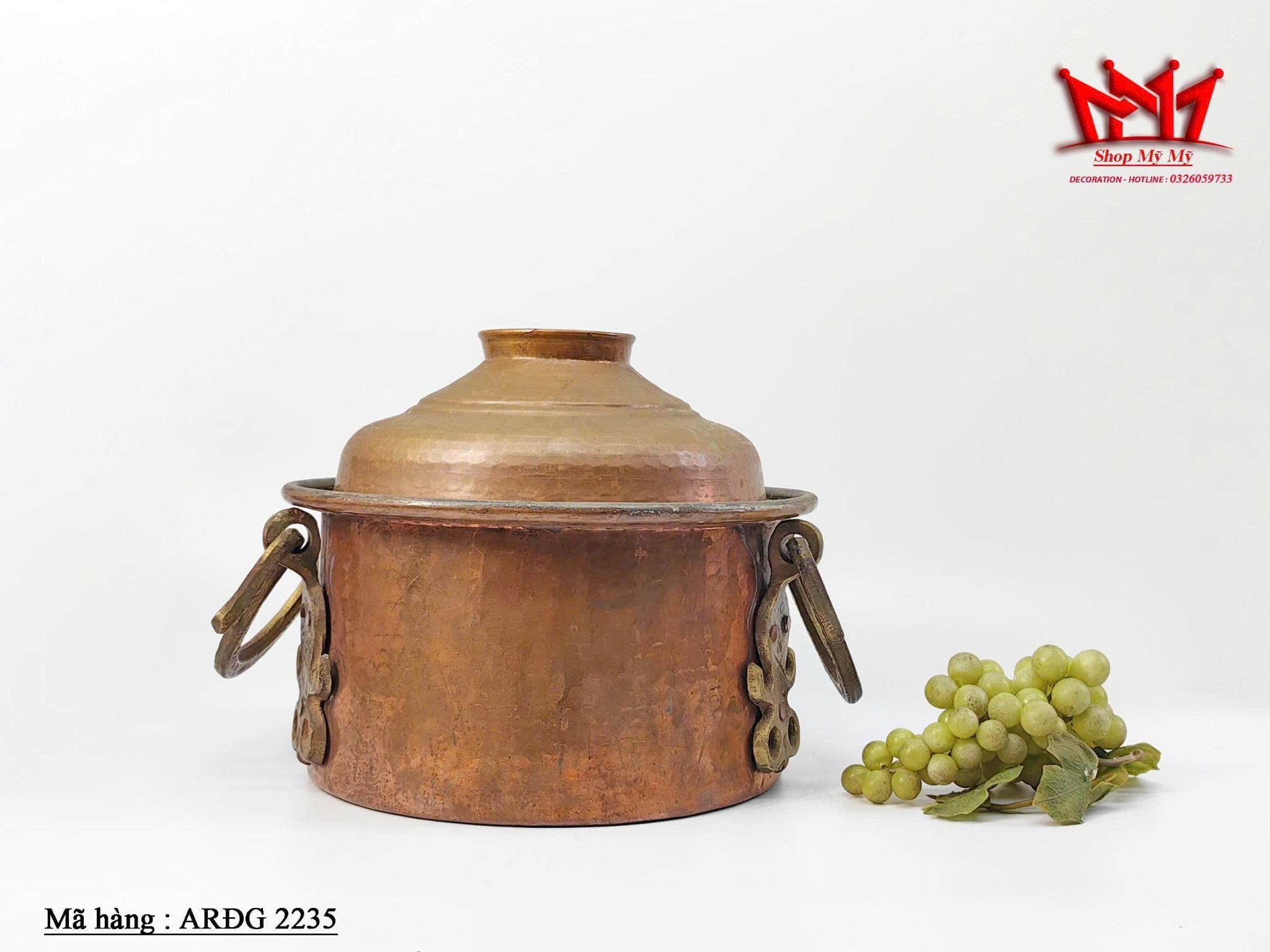 Chiếc nồi bằng đồng đỏ vó quai cầm cổ điển