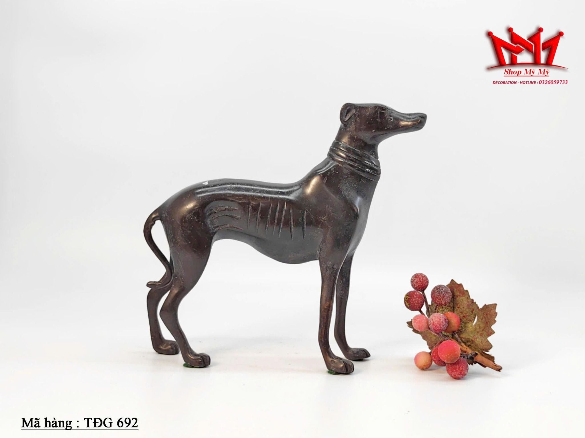 tượng chó săn Greyhound bằng đồng.