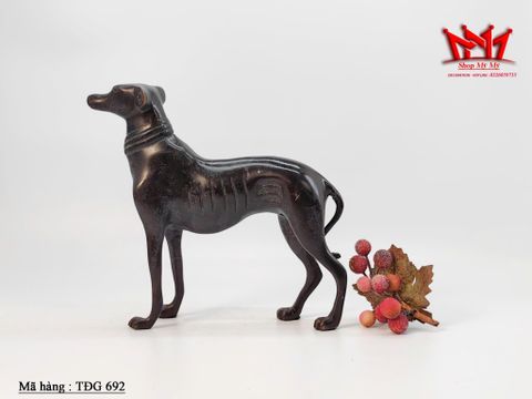 tượng chó săn Greyhound bằng đồng. 