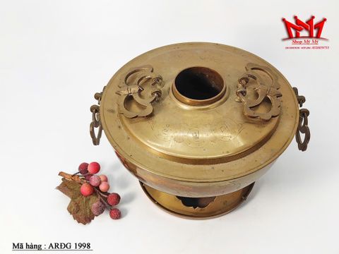  một chiếc lẩu đồng thau cổ điển có quai cầm 