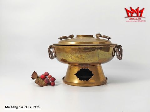  một chiếc lẩu đồng thau cổ điển có quai cầm 