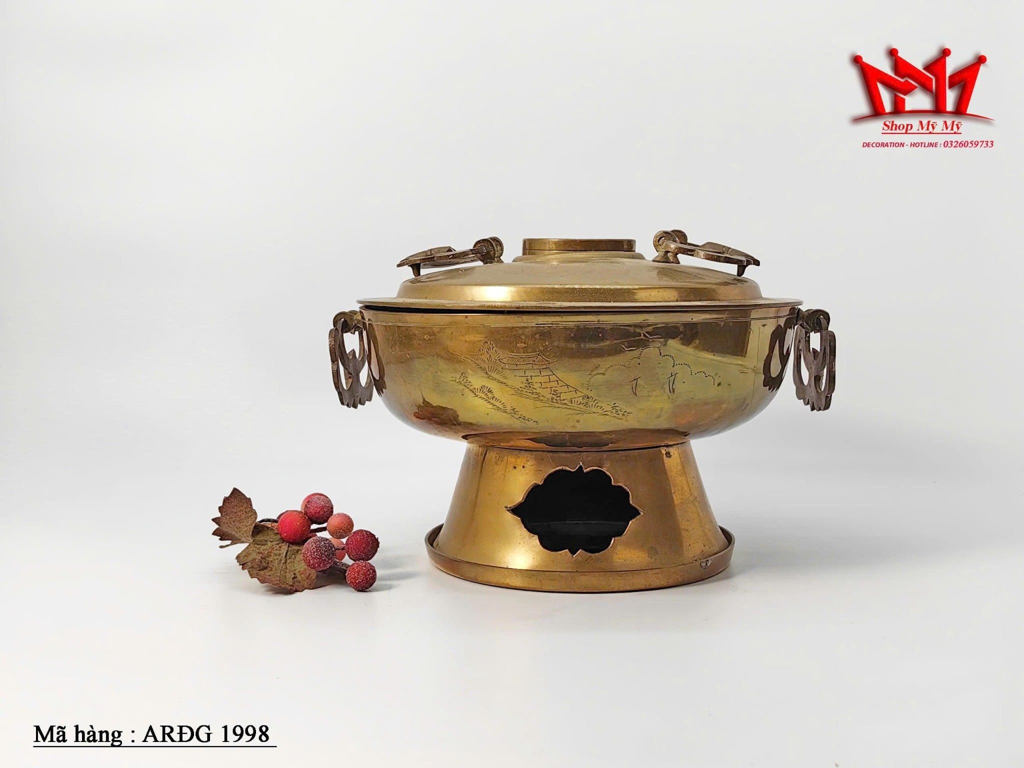 một chiếc lẩu đồng thau cổ điển có quai cầm