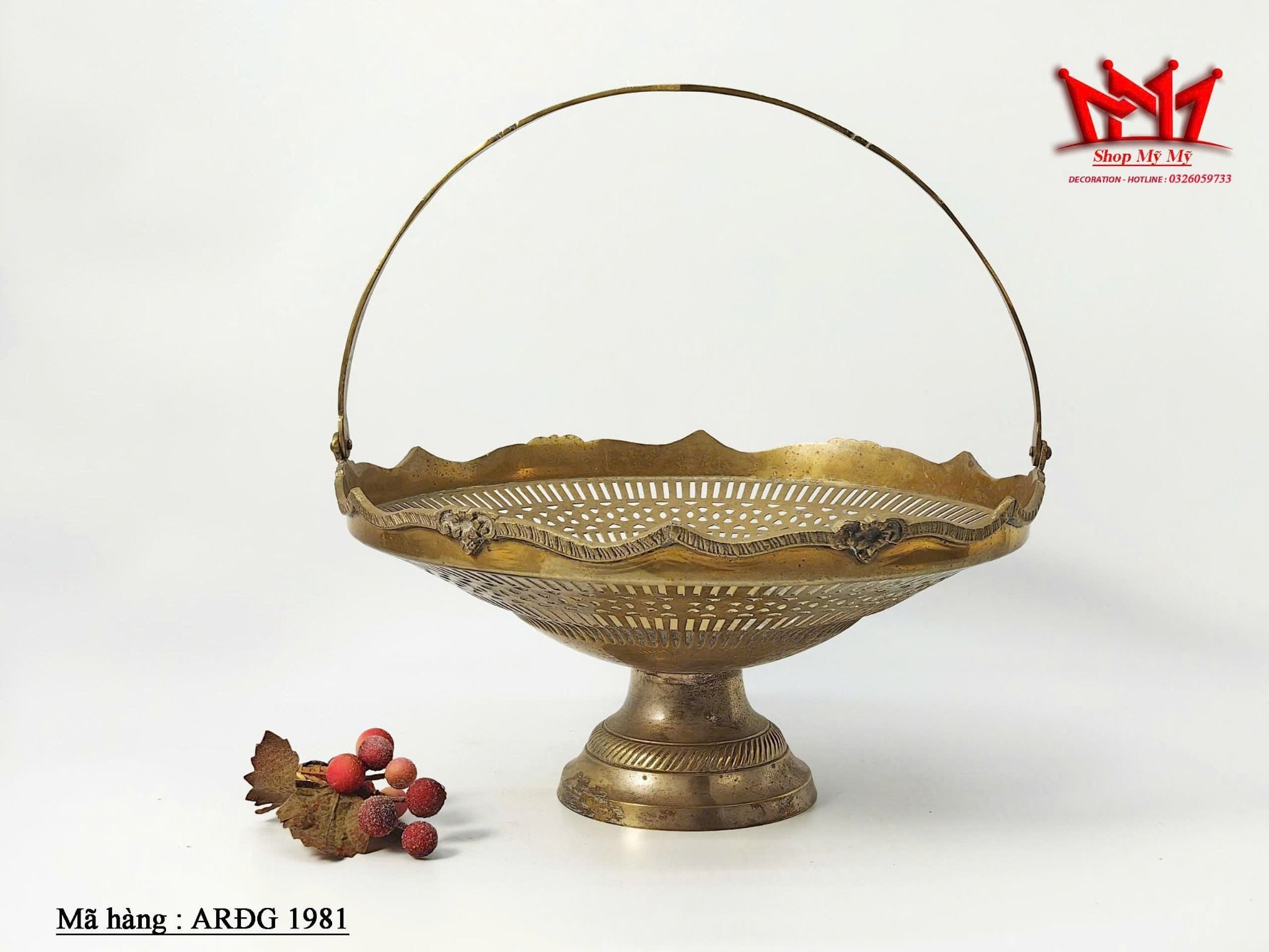 Giỏ đồng đựng trái cây, phong cách Hollywood Regency.