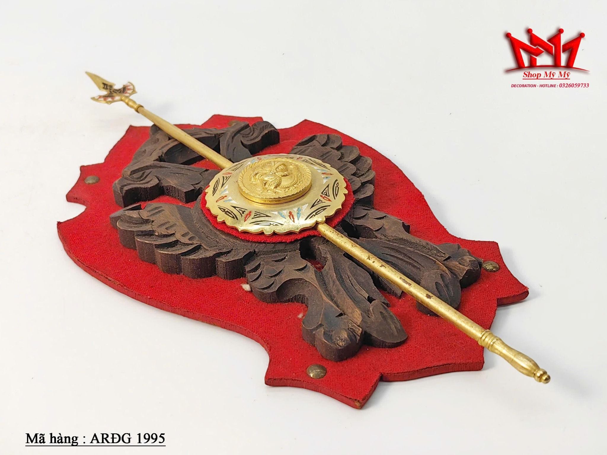 Tấm gắn tường bằng kim loại hình khiên và giáo kiểu Tây Ban Nha