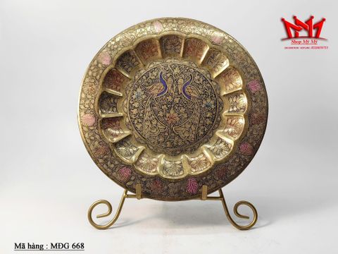  Đĩa trang trí hình con công bằng đồng. 