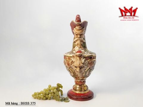  Bình gốm với hoạ tiết chạm nổi độc đáo 