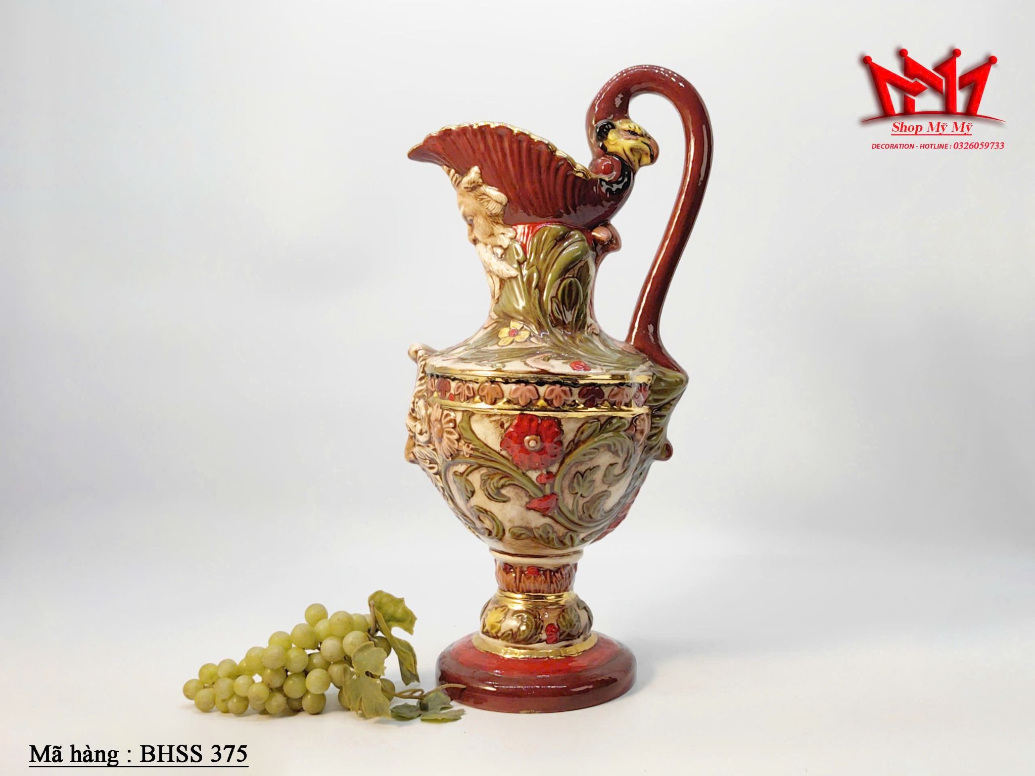 Bình gốm với hoạ tiết chạm nổi độc đáo