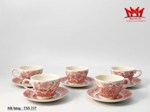  bộ tách trà gốm sứ với hoa văn màu hồng. 