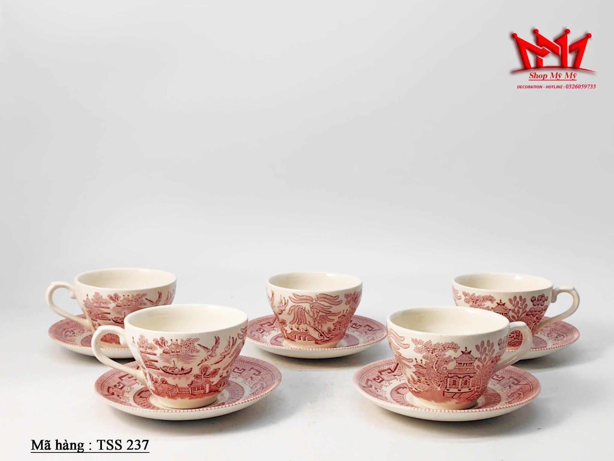 bộ tách trà gốm sứ với hoa văn màu hồng.