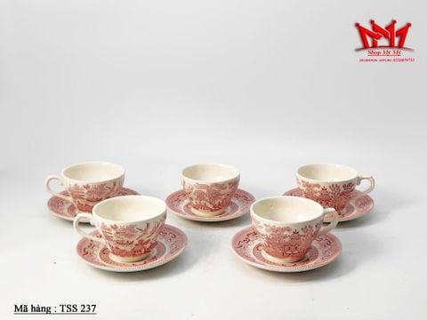  bộ tách trà gốm sứ với hoa văn màu hồng. 