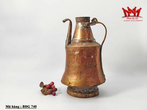  bình đựng nước bằng đồng đỏ kiểu cổ. 