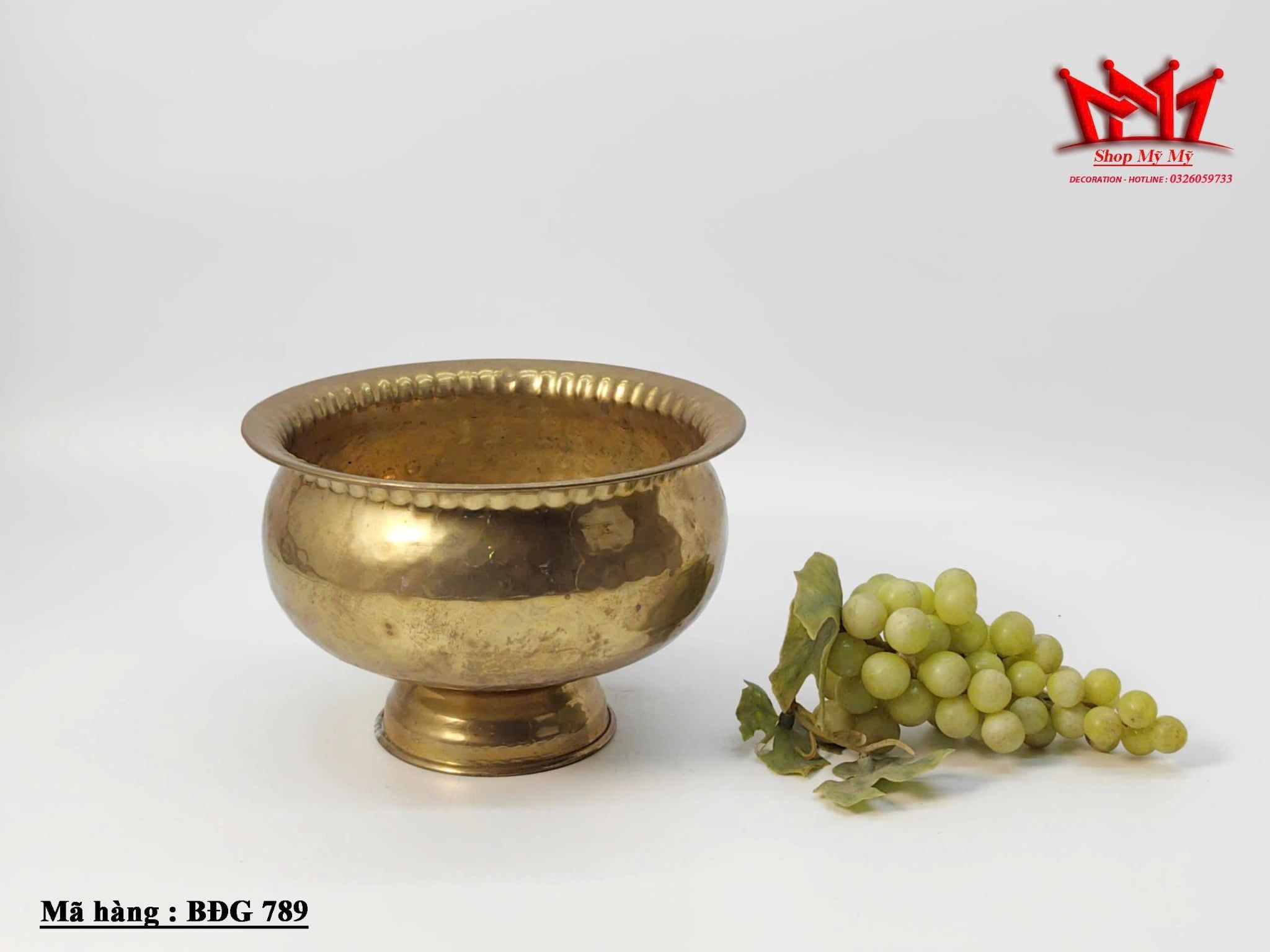 Chiếc bát bằng đồng trang trí cổ điển