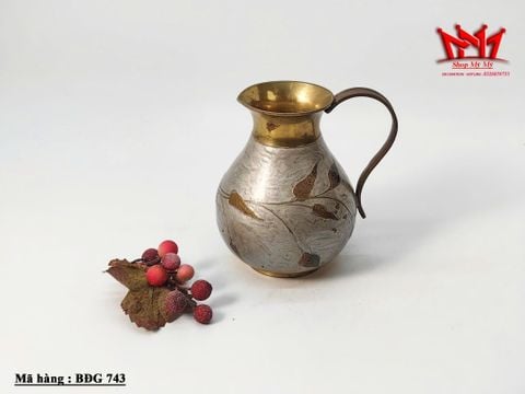  Bình đồng trang trí hoạ tiết chiếc lá 