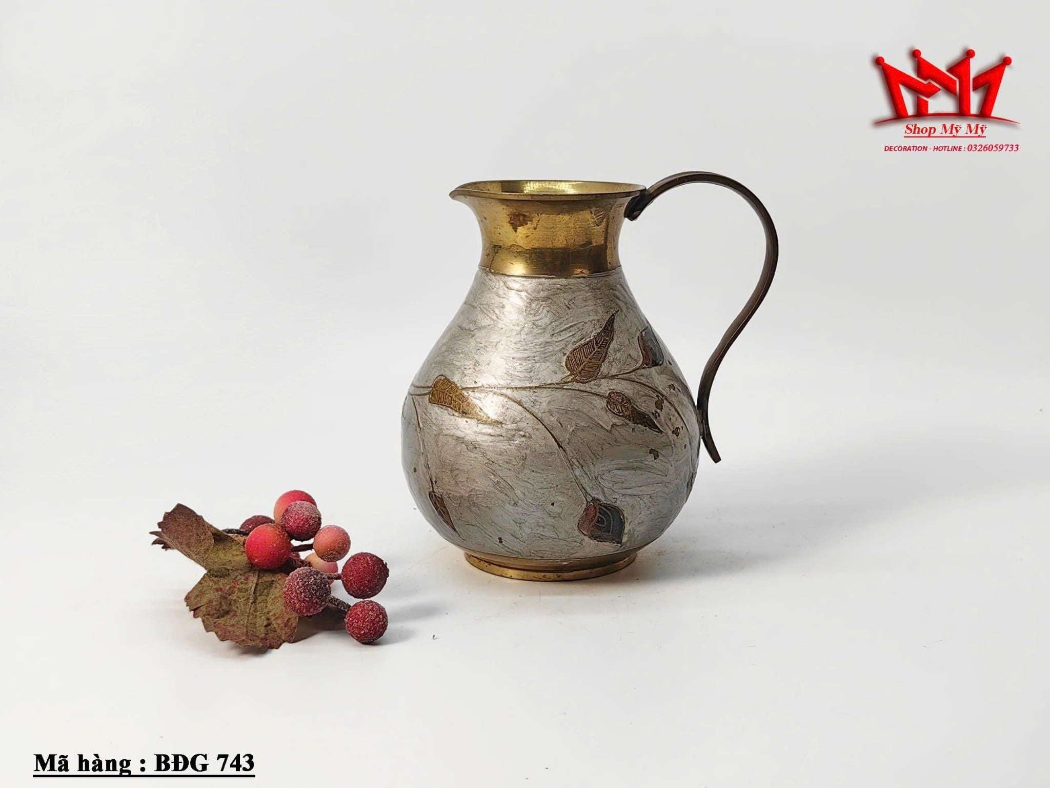 Bình đồng trang trí hoạ tiết chiếc lá