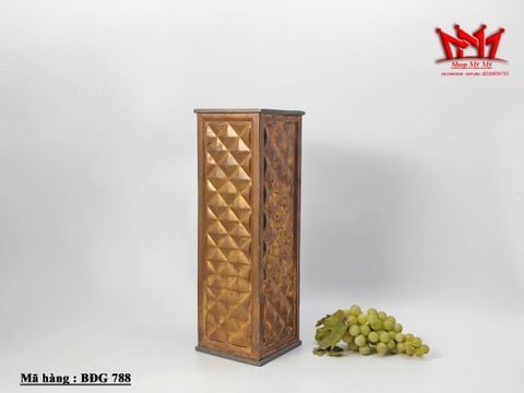  Bình hoa được làm bằng đồng đỏ hoạ tiết khối kim cương 