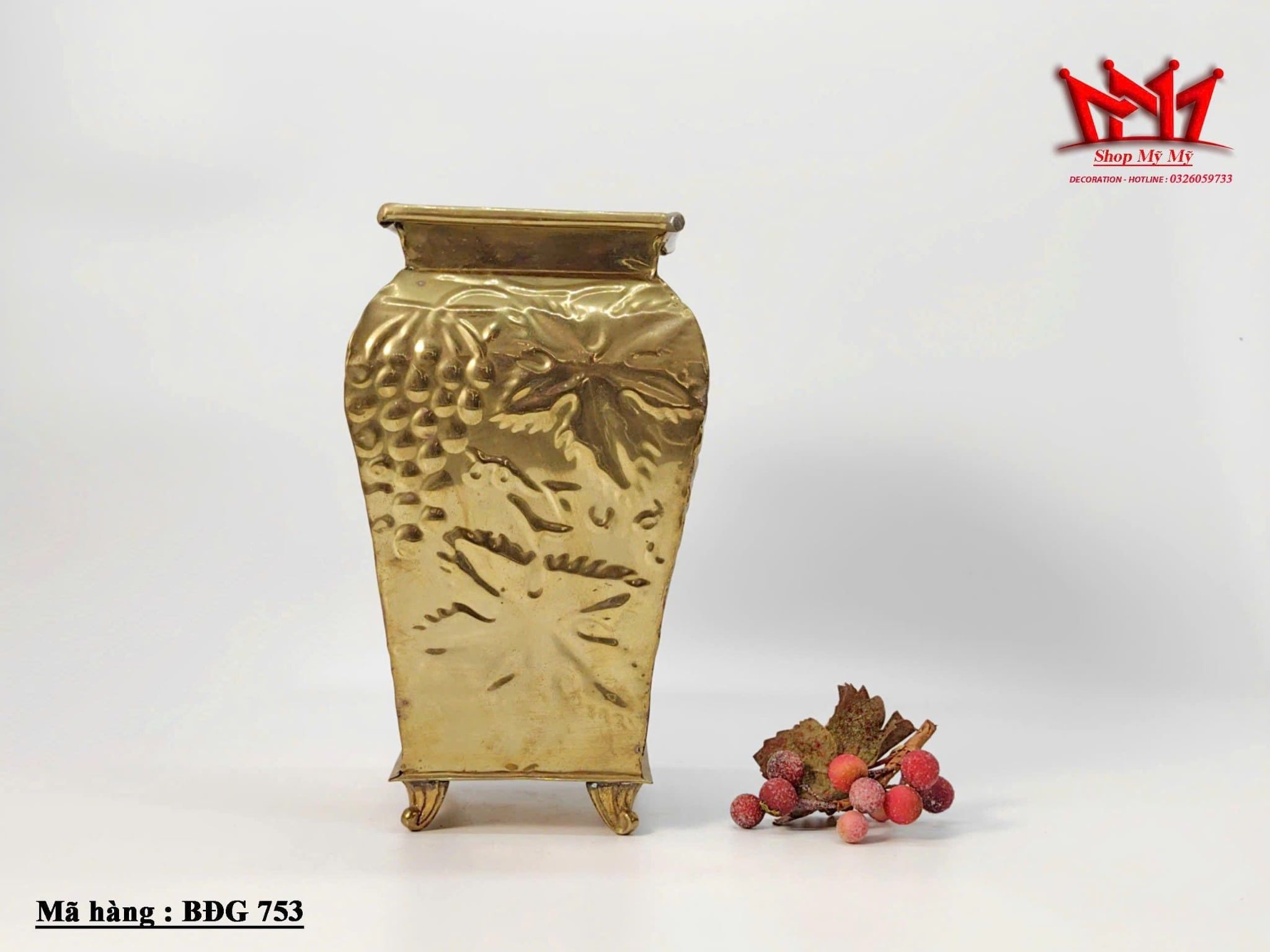 chiếc bình đồng chạm khắc dùng để trang trí nội thất.