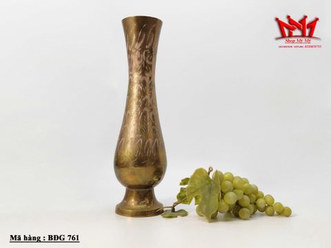  chiếc bình hoa đồng thau chạm khắc thủ công. 