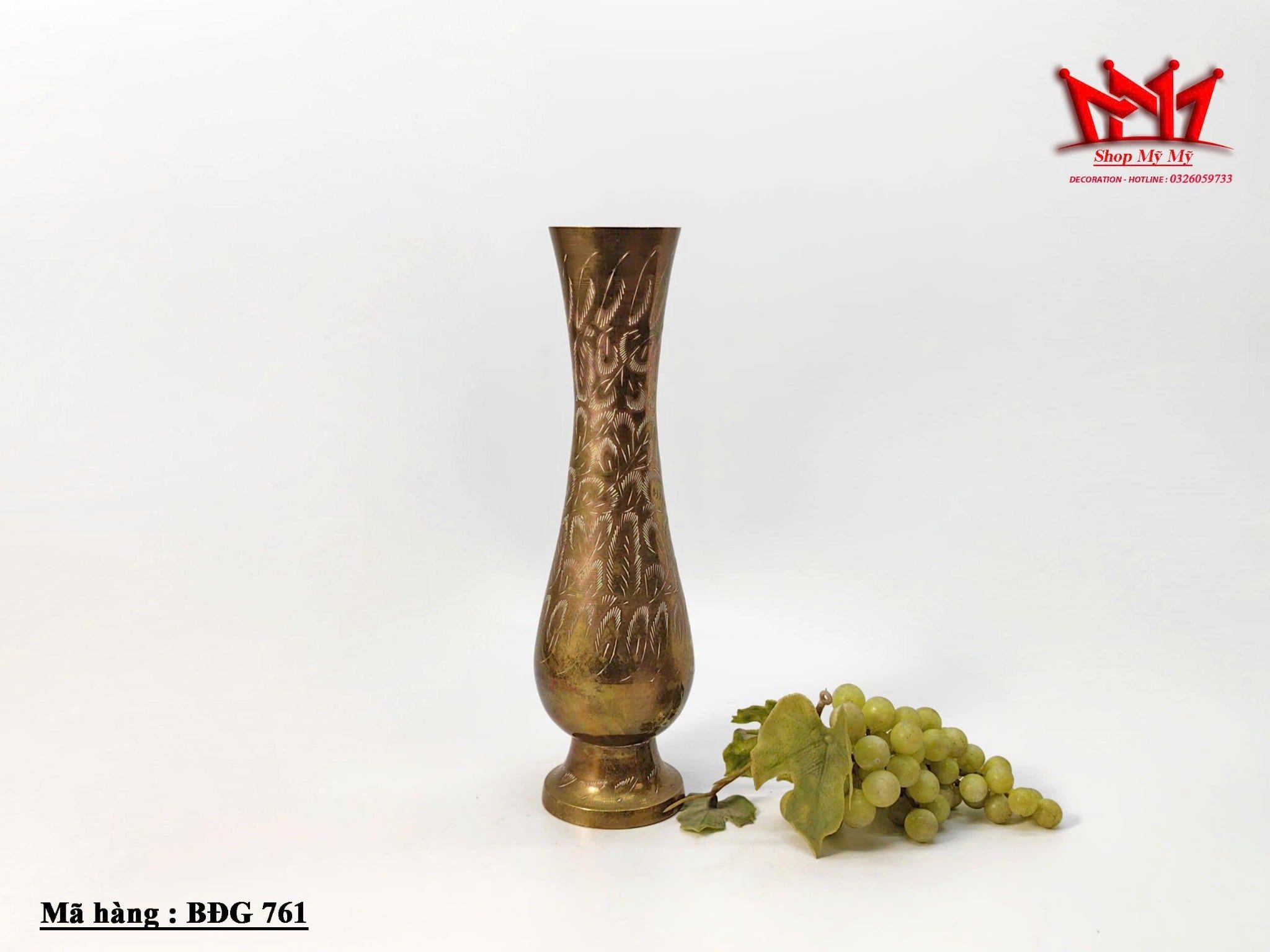 chiếc bình hoa đồng thau chạm khắc thủ công.
