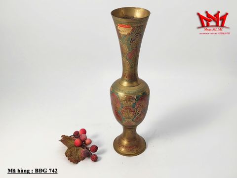  Chiếc bình hoa bằng đồng cổ cao hoạ tiết bông hoa nổi bật 