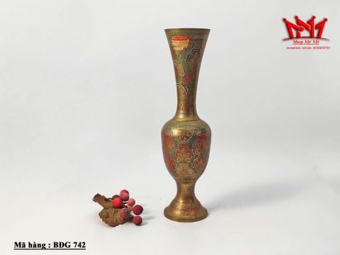  Chiếc bình hoa bằng đồng cổ cao hoạ tiết bông hoa nổi bật 
