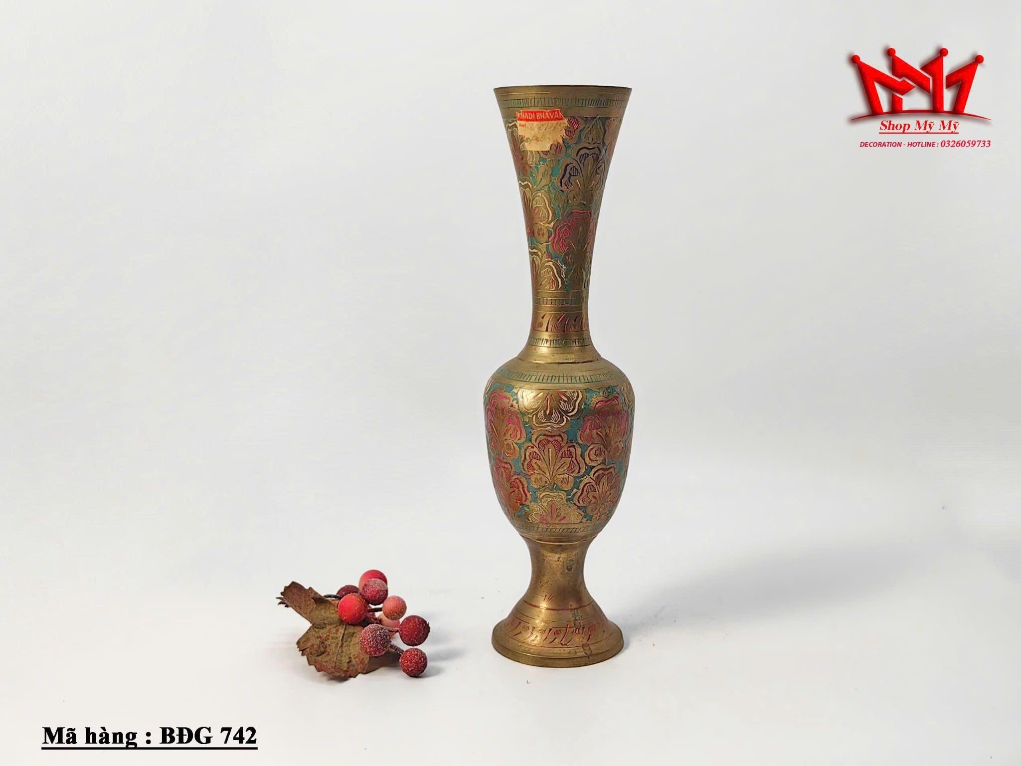 Chiếc bình hoa bằng đồng cổ cao hoạ tiết bông hoa nổi bật