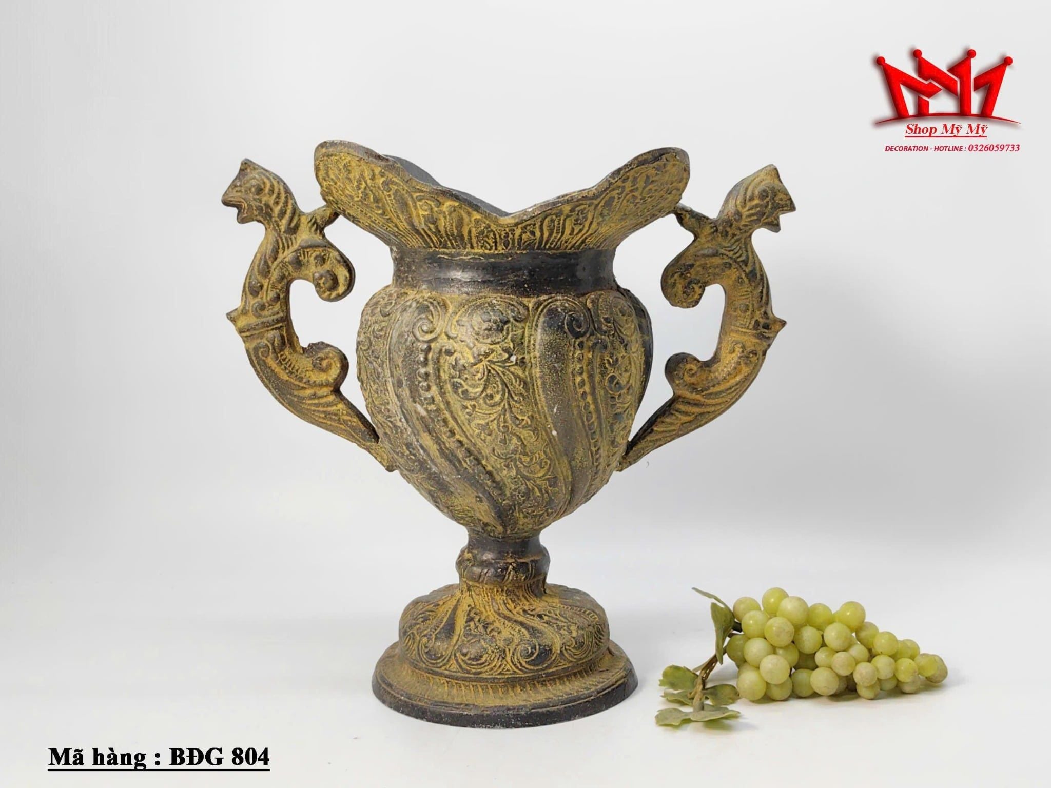 chiếc bình trang trí kiểu cổ với tay cầm hình rồng.