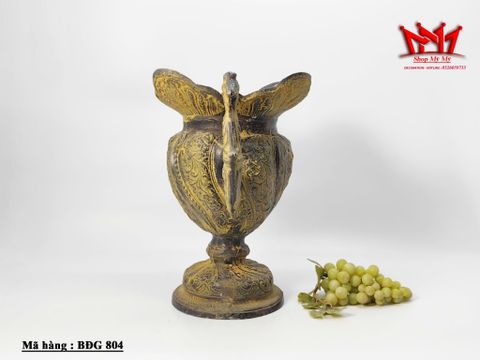  chiếc bình trang trí kiểu cổ với tay cầm hình rồng. 