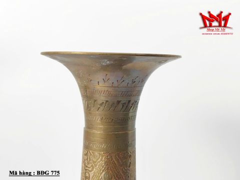  chiếc bình cổ bằng đồng thau được chạm khắc tinh xảo. 