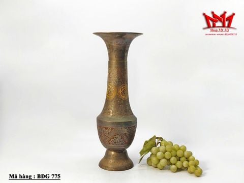  chiếc bình cổ bằng đồng thau được chạm khắc tinh xảo. 