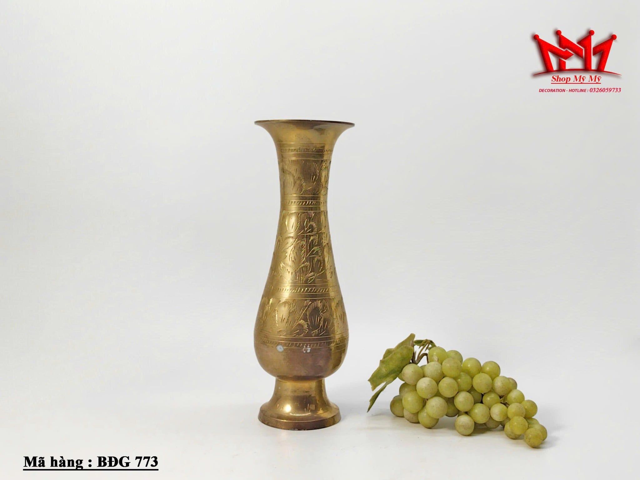 Chiếc bình trang trí bằng đồng khắc hoạ tiết Ấn Độ