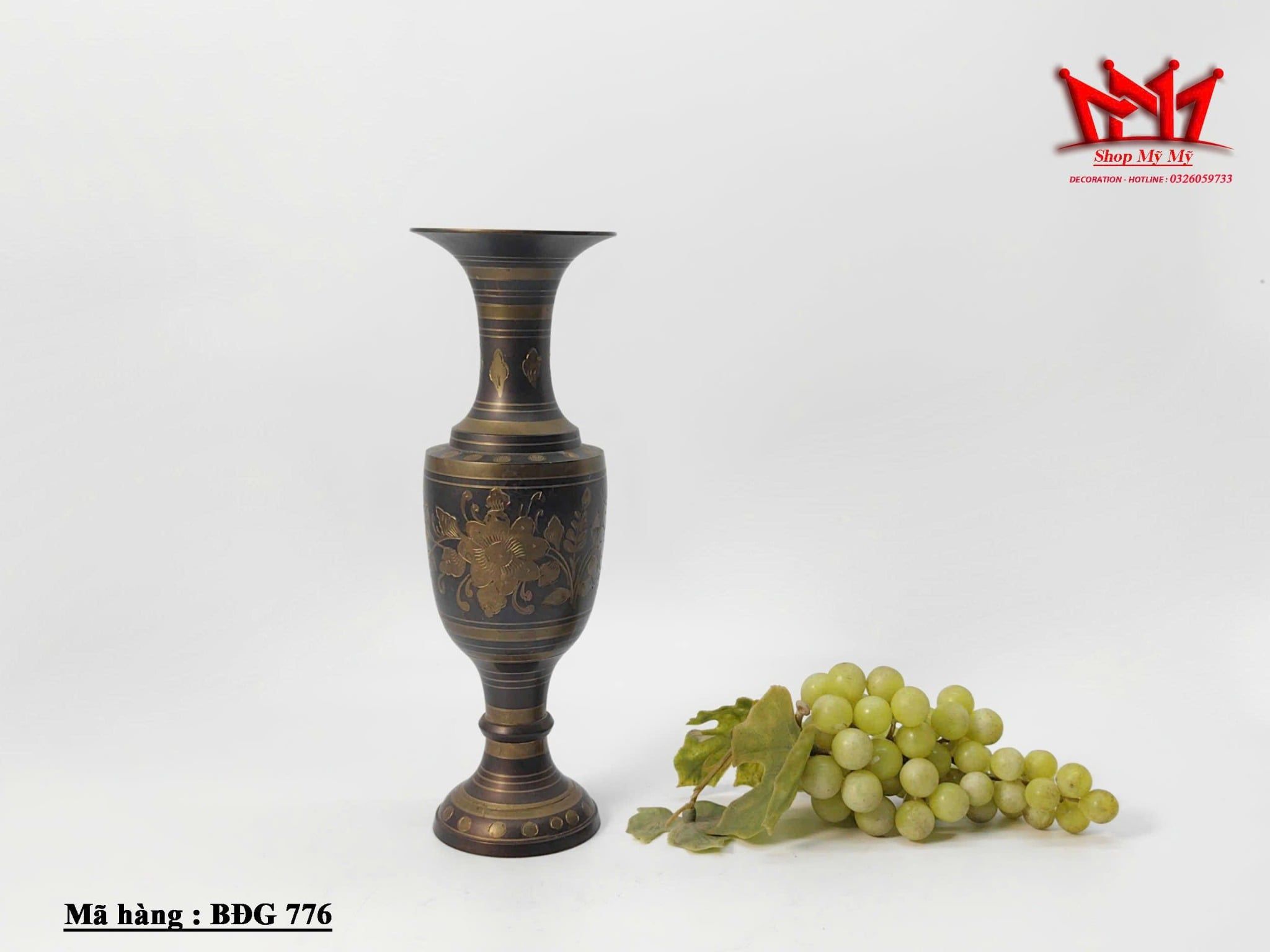 Chiếc bình hoa bằng đồng chạm khắc hoa văn từ Ấn Độ.