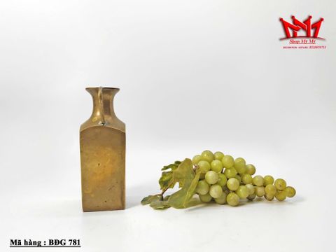  Bình hình vuông bằng đồng đúc nguyên khối cổ điển. 