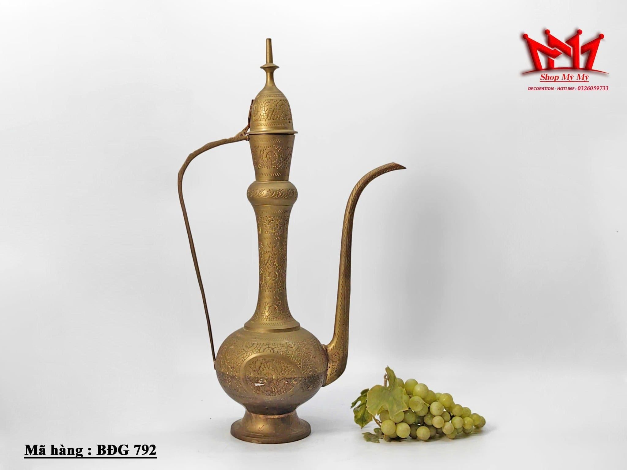 chiếc bình bằng đồng trang trí hoạ tiết kiểu Ấn Độ