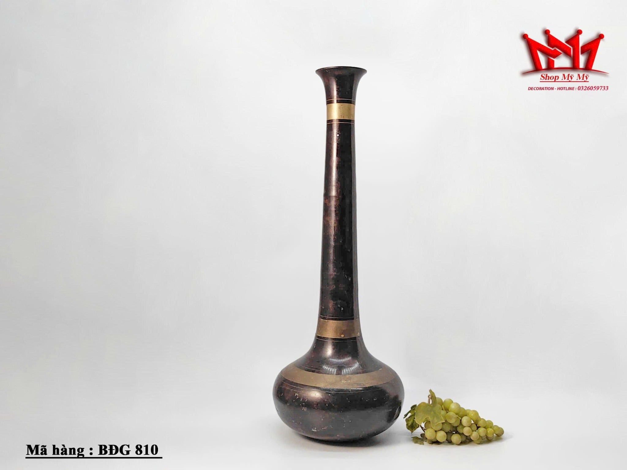 chiếc bình hoa bằng đồng có hình dáng giống cây sáo.