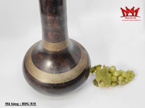  chiếc bình hoa bằng đồng có hình dáng giống cây sáo. 
