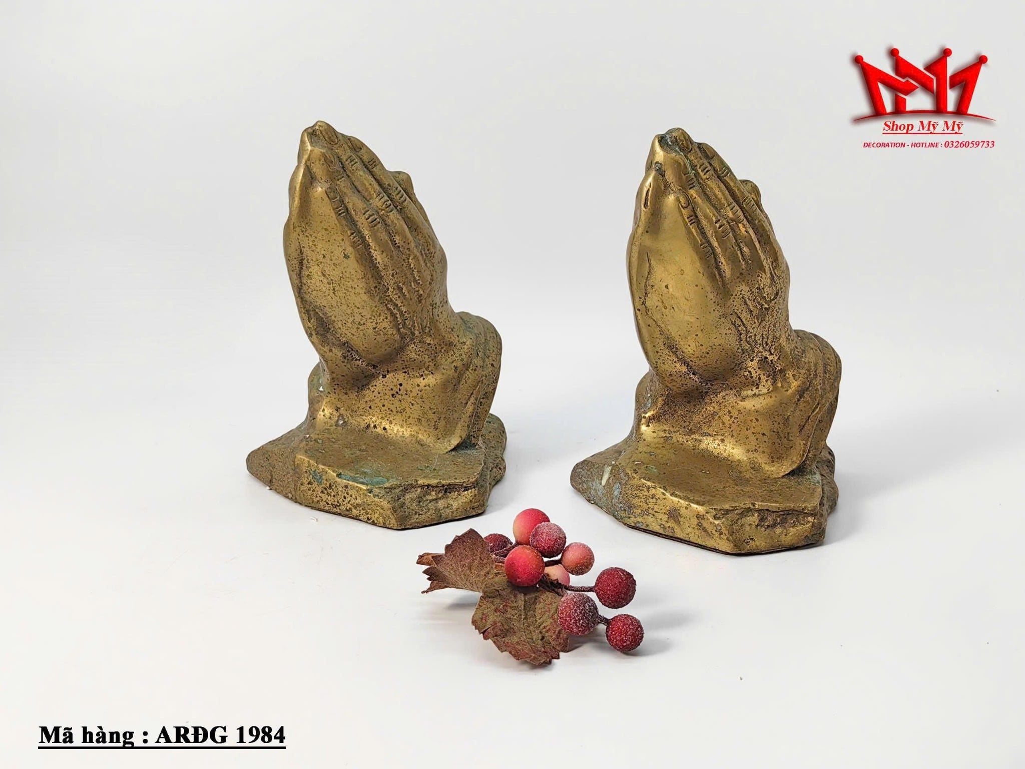 Chặn sách hình bằng tay cầu nguyện bằng đồng