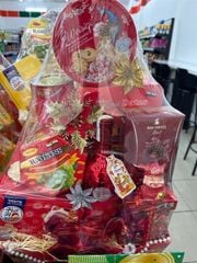 Giỏ quà Tết màu đỏ có rượu