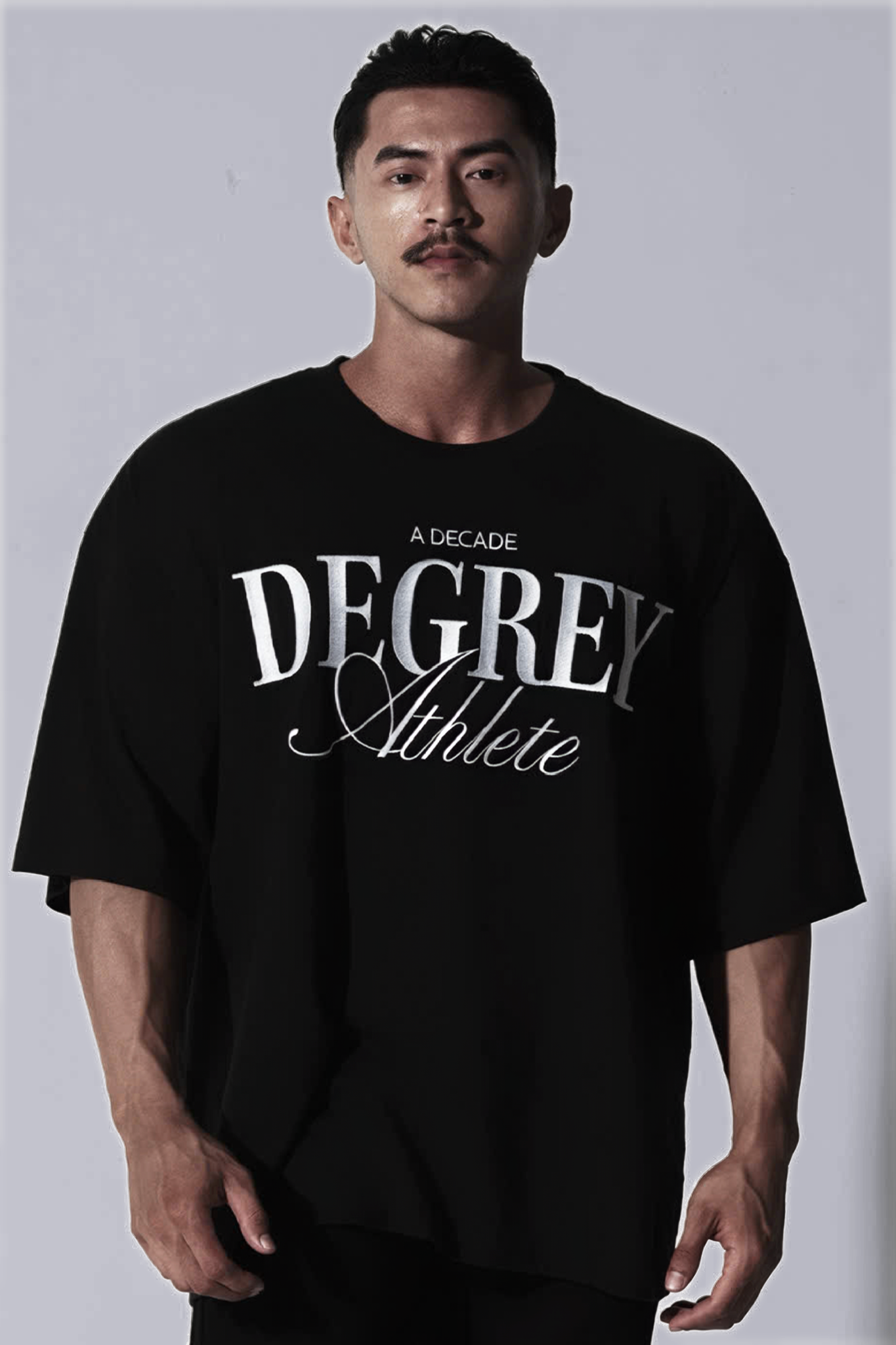  Áo Thun màu ĐEN THÊU logo Degrey DECADE màu TRẮNG kiểu dáng rộng Athlete - OVSDECADE 