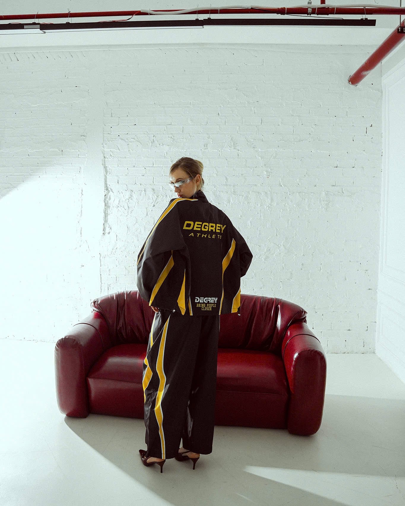  Jacket Degrey màu ĐEN VÀNG THÊU LOGO ATHLETE áo khoác dù thể thao - JKLOGOVANG 