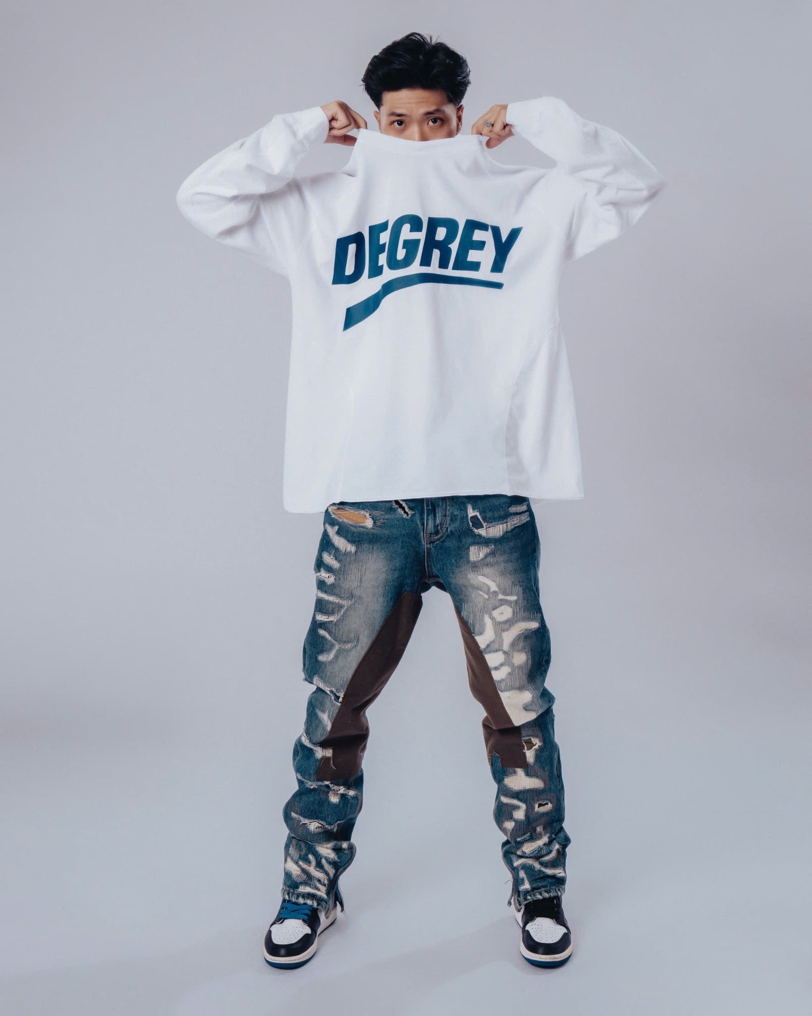  Áo Thun tay dài màu WHITE logo Degrey màu NAVY kiểu dáng rộng raglan - OVSTADATRANG 