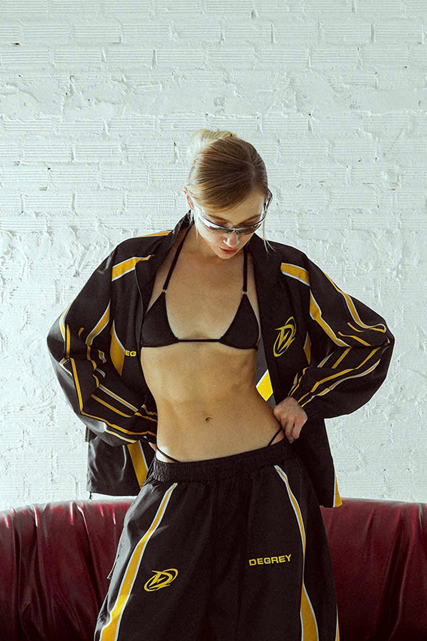  Jacket Degrey màu ĐEN VÀNG THÊU LOGO ATHLETE áo khoác dù thể thao - JKLOGOVANG 